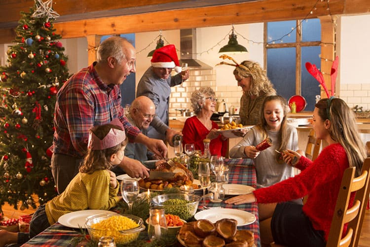 familia cenando en navidad
